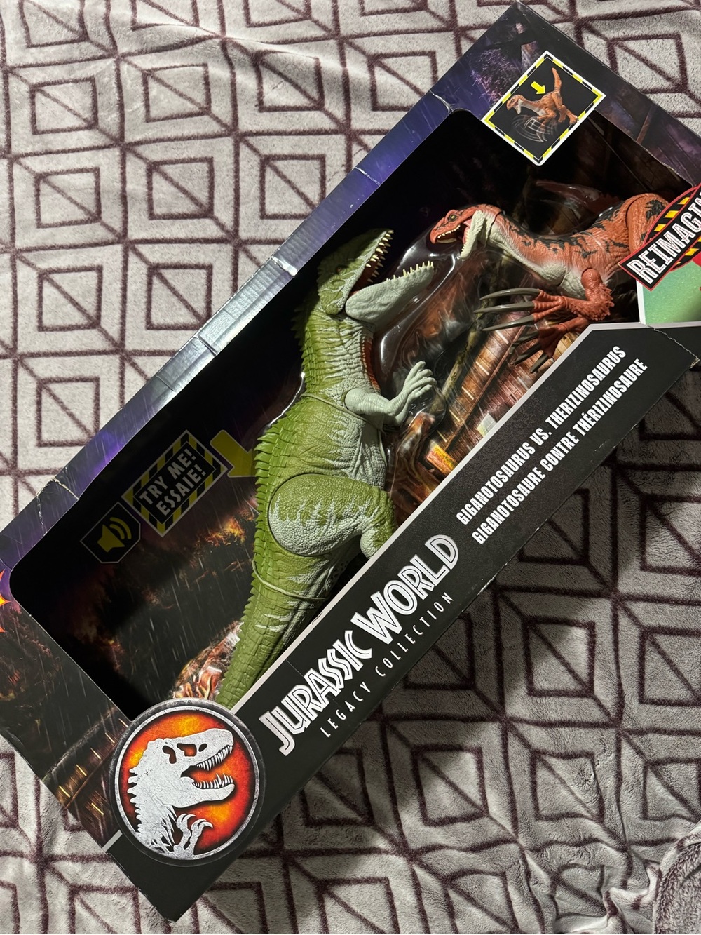 Jurassic World Legacy Collection Giganotosaurus Vs. Therizinosaurus